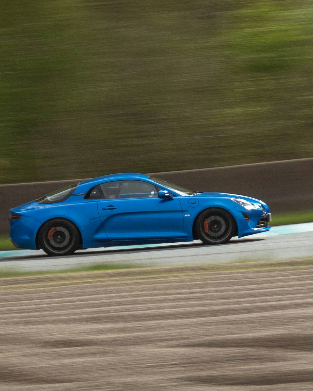 Alpine A110 bleue lancée sur circuit — le genre d'occasion que B6 repère avant tout le monde
